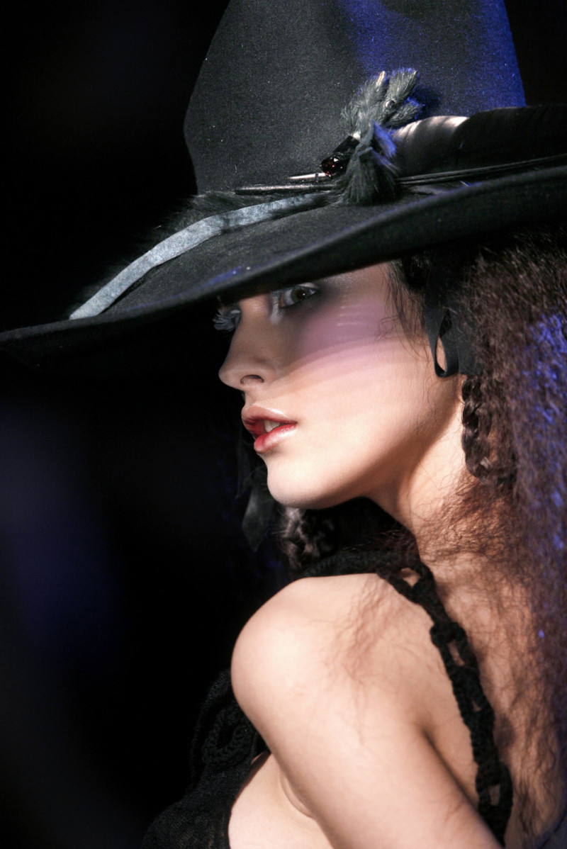 John+Galliano+Fall+2006+Details+uS4xvkBoE8ax.jpg