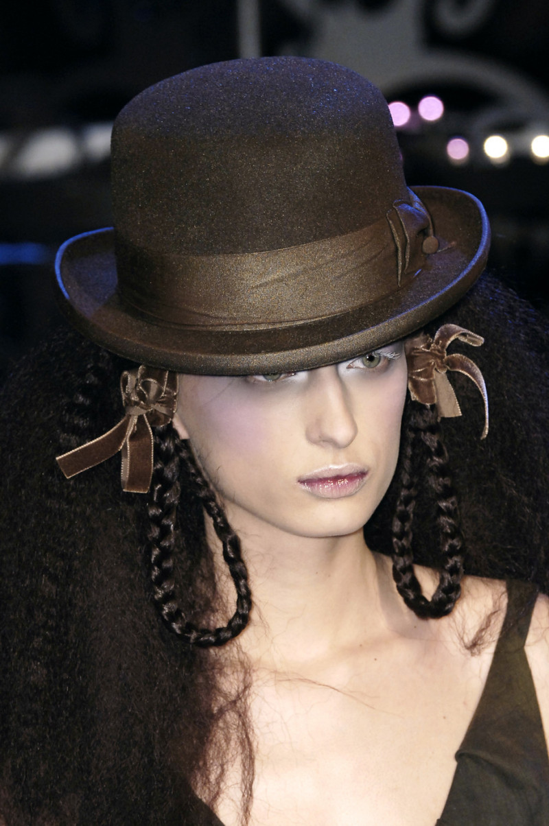 John+Galliano+Fall+2006+Details+1Z8g3idh1hDx.jpg