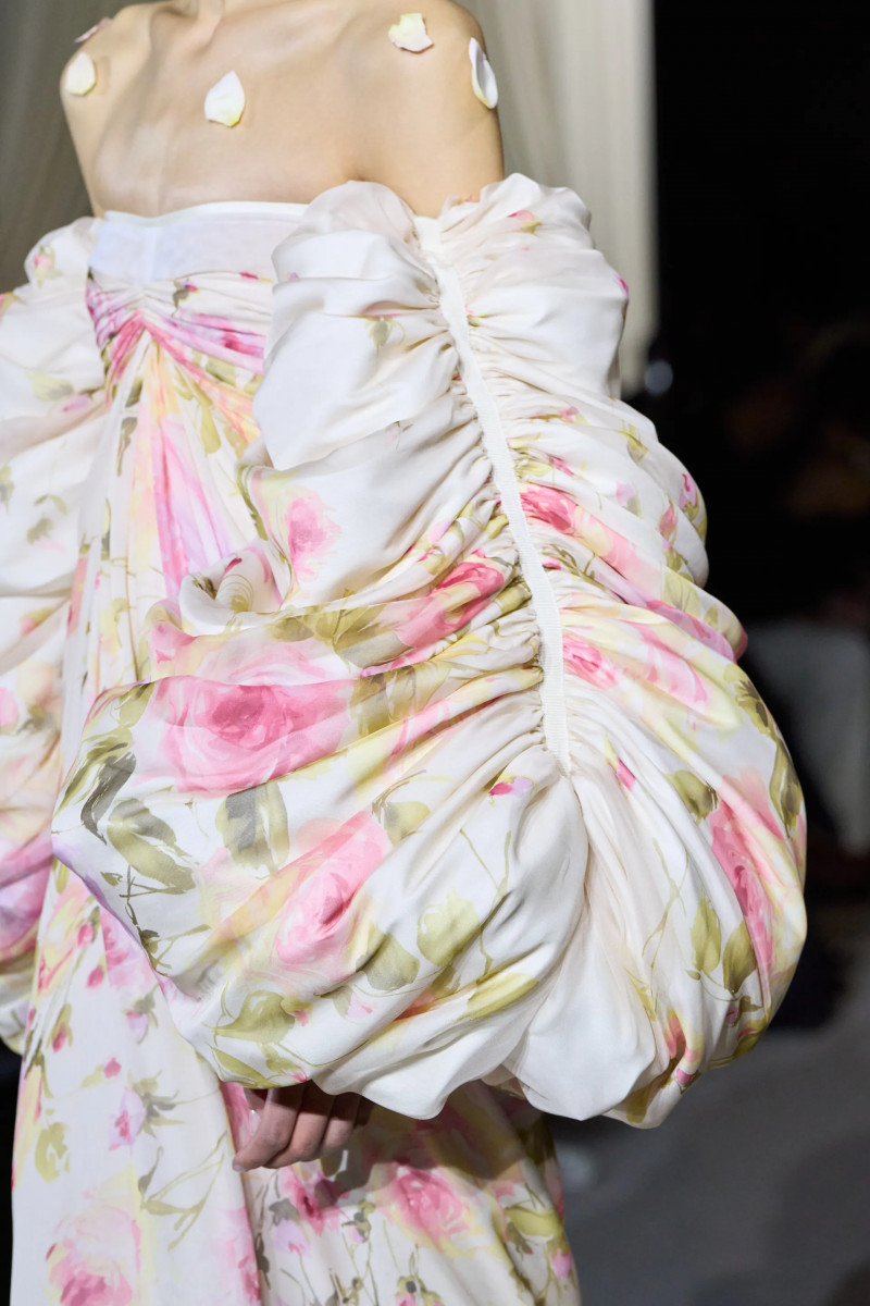 00051-giambattista-valli-fall-2024-couture-details-credit-gorunway.webp