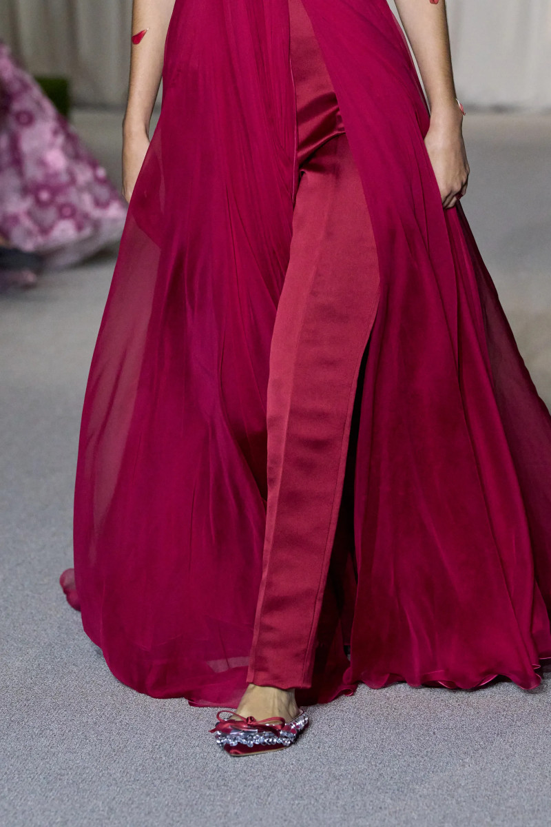 00063-giambattista-valli-fall-2024-couture-details-credit-gorunway.webp