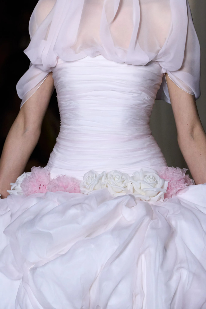 00047-giambattista-valli-fall-2024-couture-details-credit-gorunway.webp