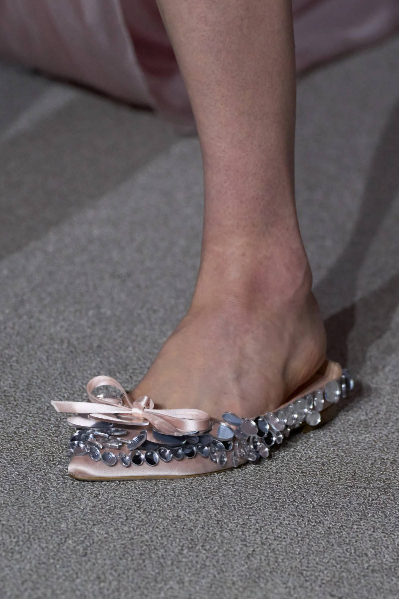 00002-giambattista-valli-fall-2024-couture-details-credit-gorunway.webp