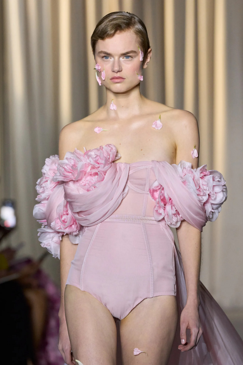 00001-giambattista-valli-fall-2024-couture-details-credit-gorunway.webp