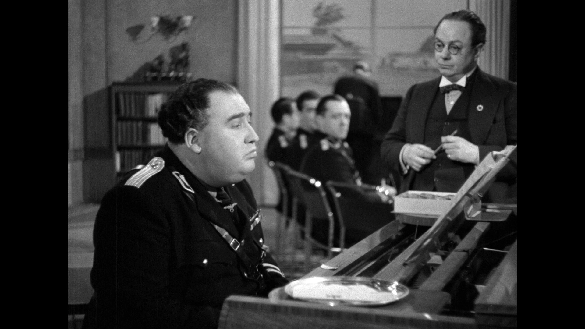 Pimpernel.Smith.1941.BDRemux.1080p.mkv_snapshot_00.42.14.814.png