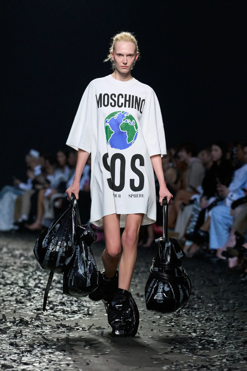 00048-moschino-fall-2025-ready-to-wear-credit-gorunway.webp