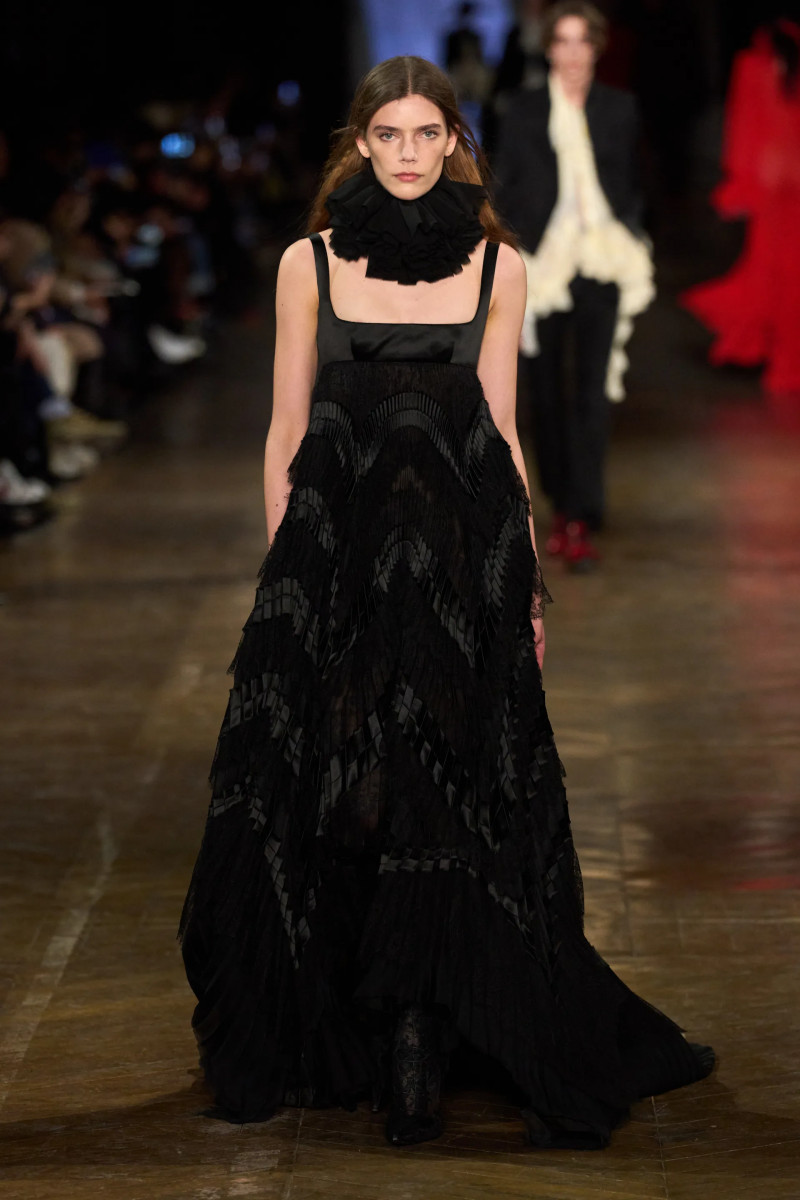 00033-alexander-mcqueen-fall-2025-ready-to-wear-credit-gorunway.webp