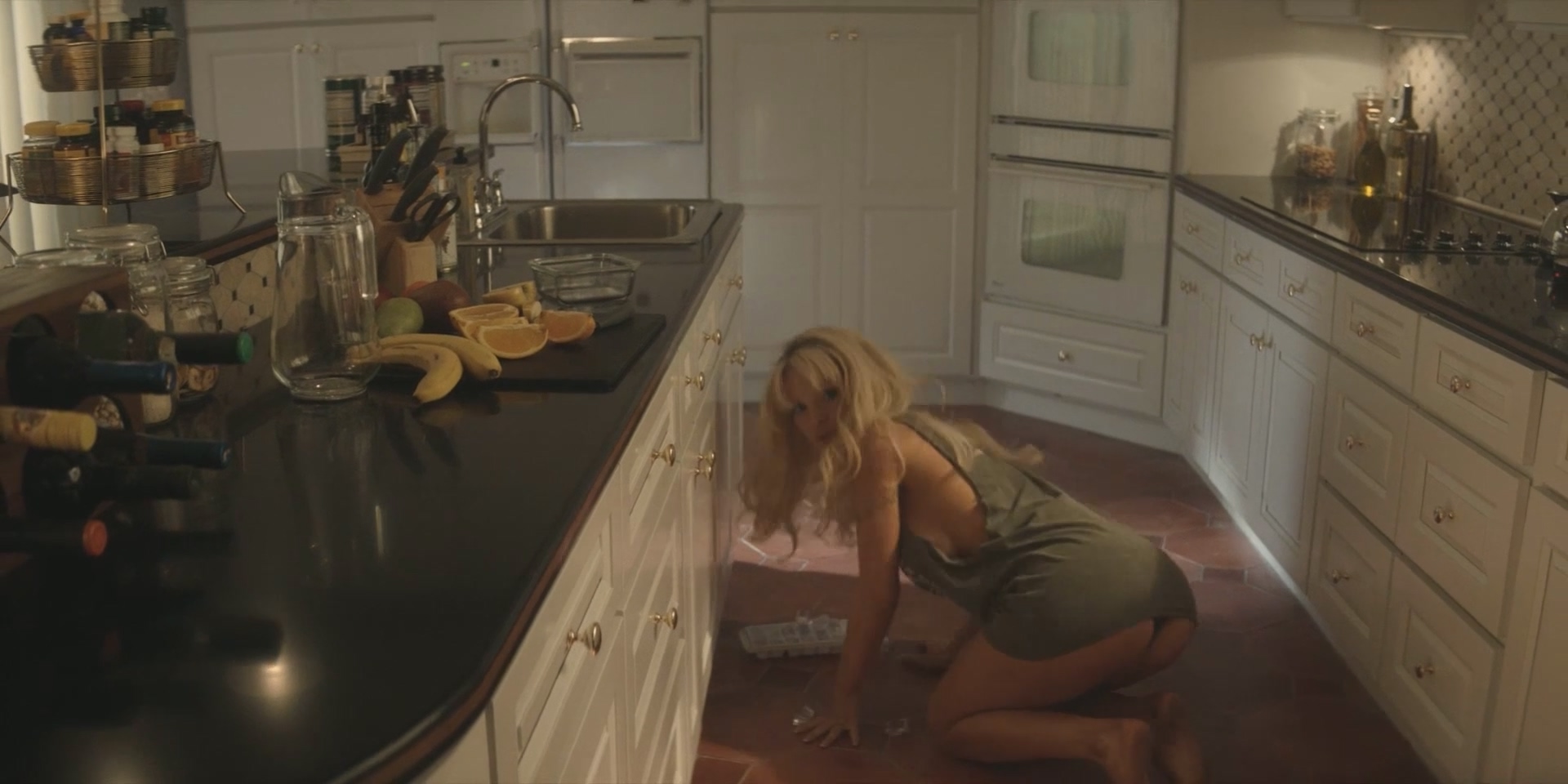 James Lily Pam And Tommy s01e01.mp4_000000.492.jpg