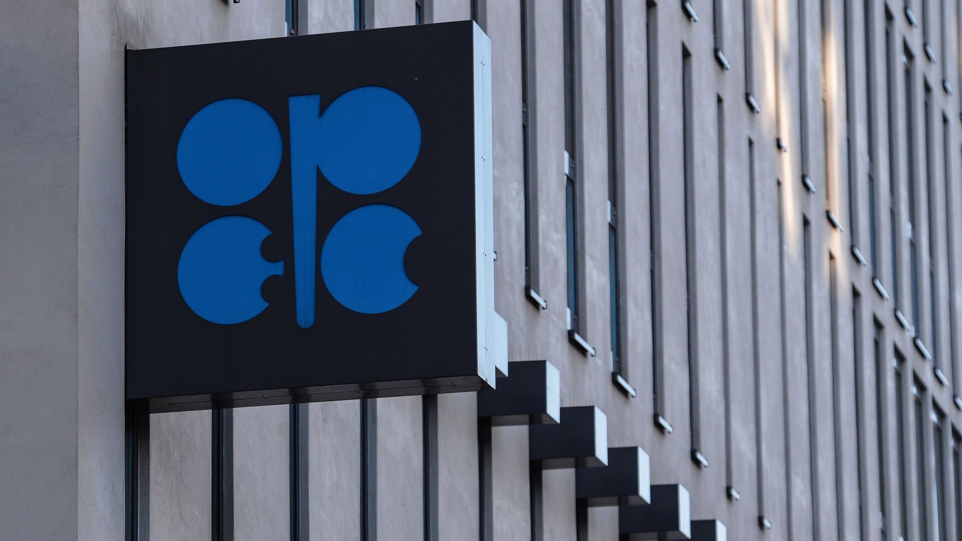 ОПЕК+ ускорила выход из ограничений на добычу нефти