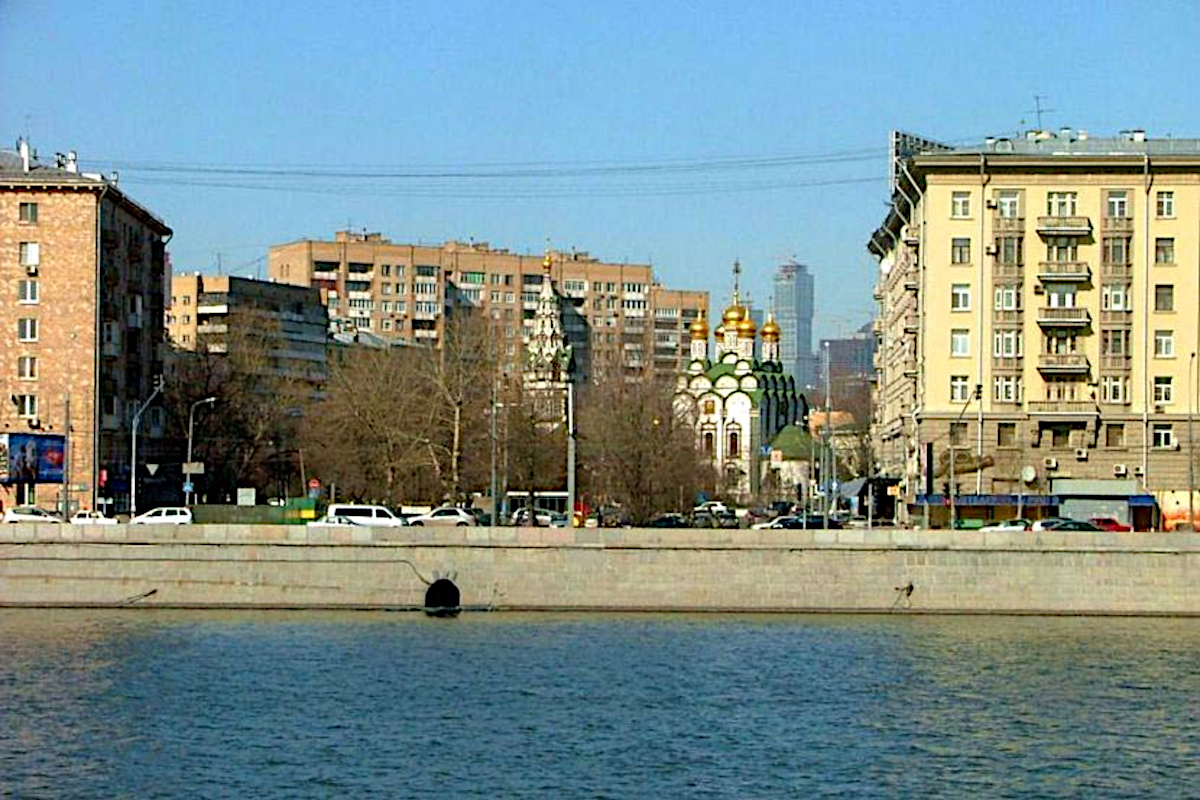 Комсомольский проспект обходит храм Николая Чудотворца в Хамовниках.jpg