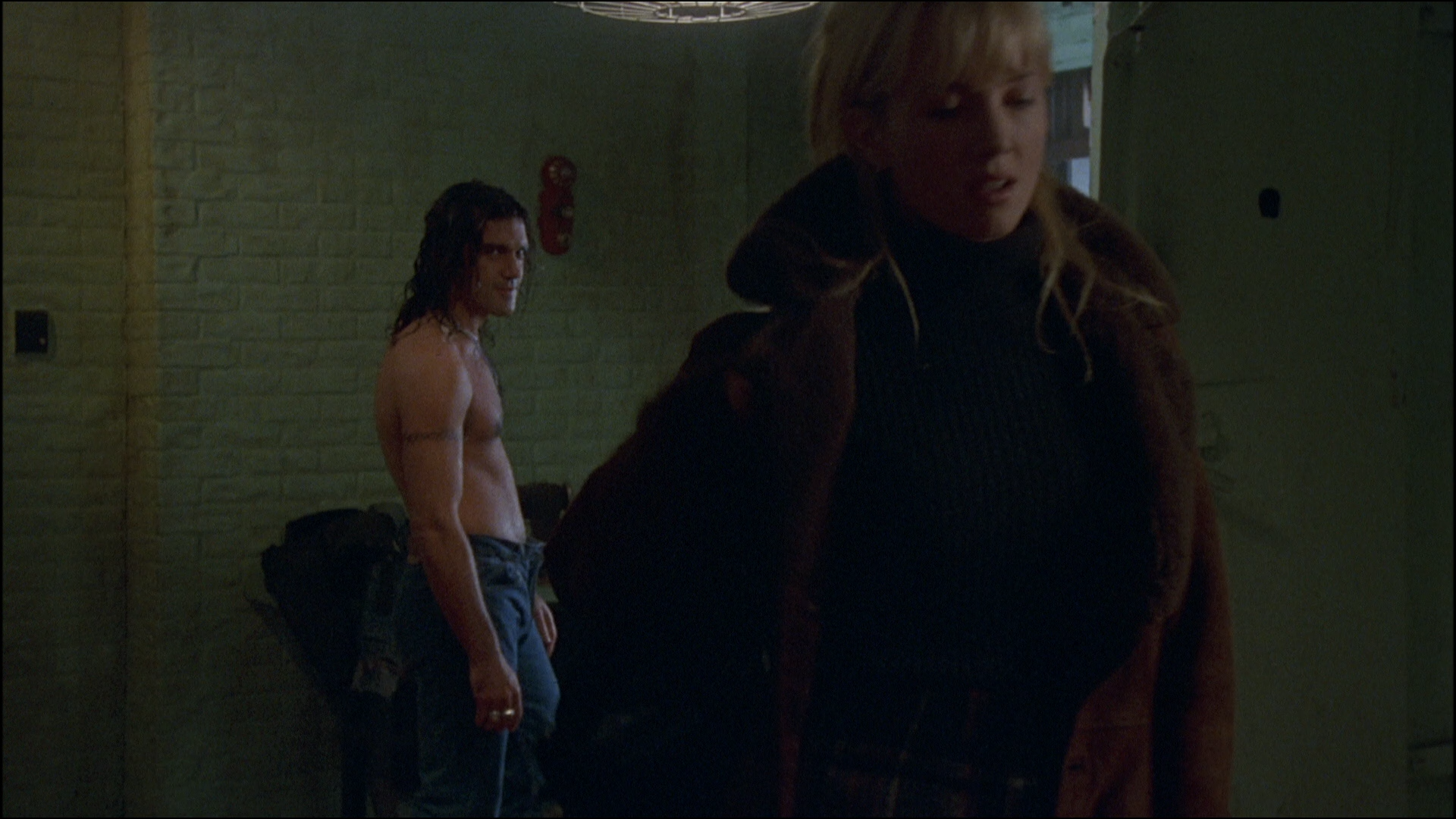Never.Talk.to.Strangers.1995.Ascot.Elite.Home.Entertainment.BDRemux.1080p.mkv_snapshot_00.33.33_[2025.10.13_20.32.22].png