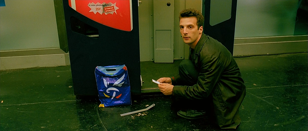 Amelie from Montmartre (2001) BDRip.mkv_snapshot_00.40.35.224.png