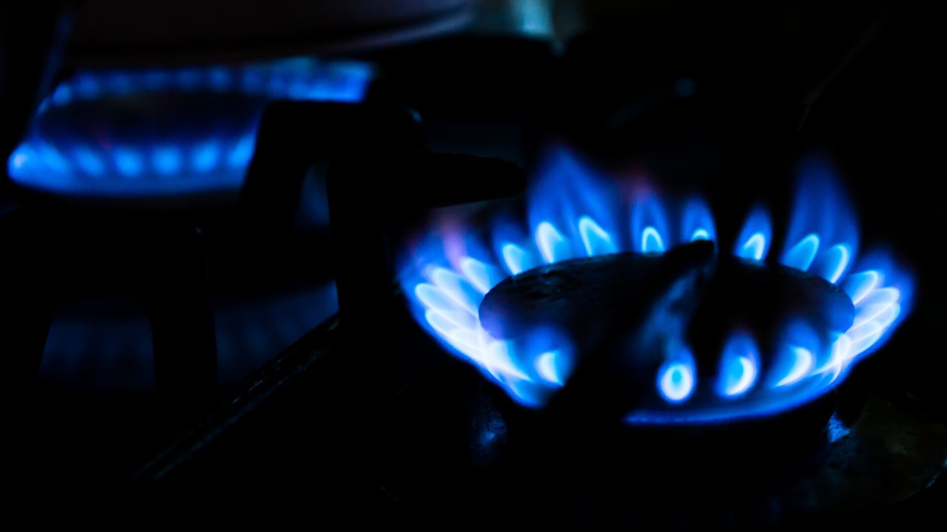 Биржевые цены на газ в Европе слабо опускаются во вторник утром