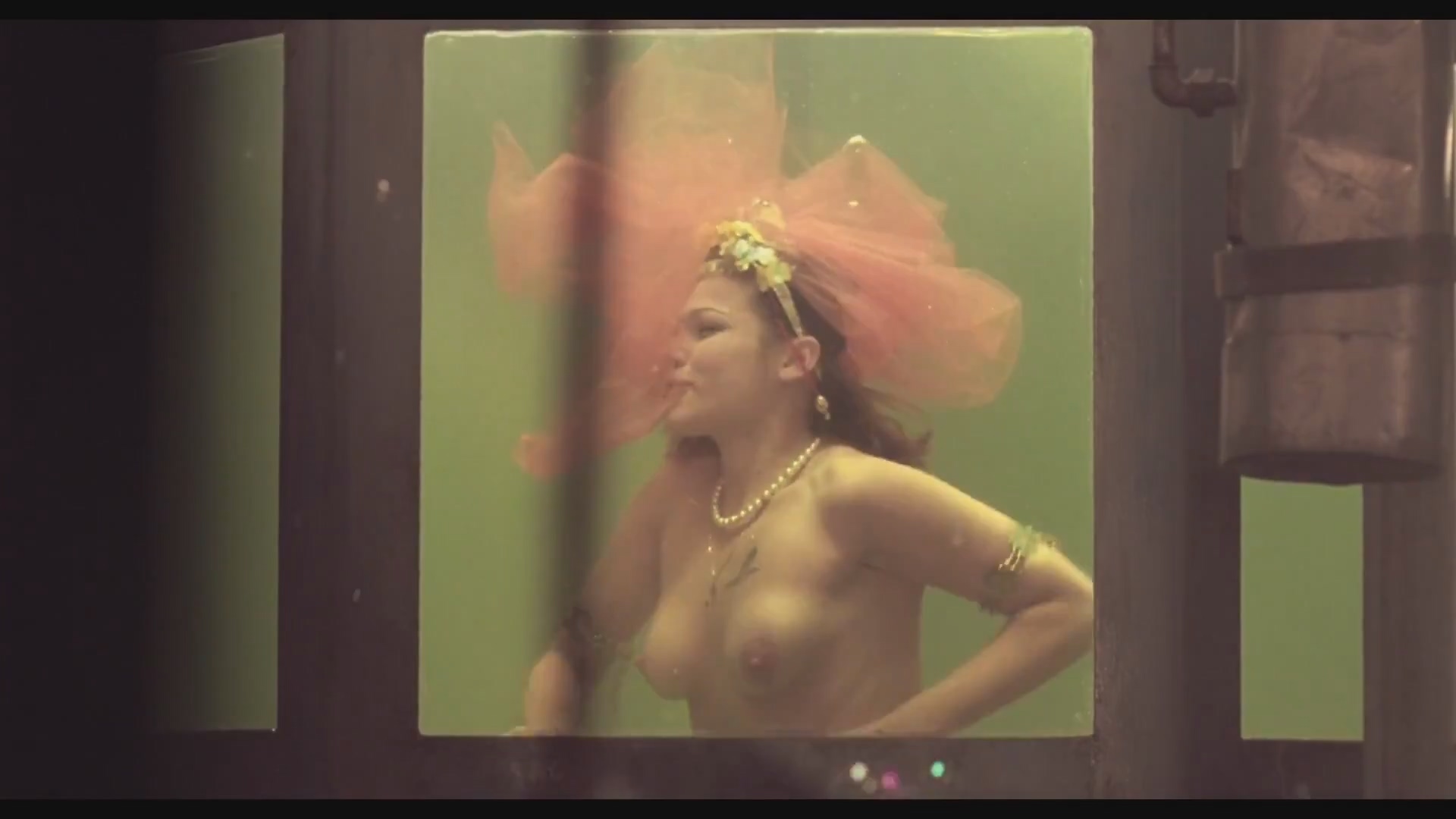 Радмила Щеголева Белый костюм (1999) HD 1080.mp4_20251206_110708.319.jpg