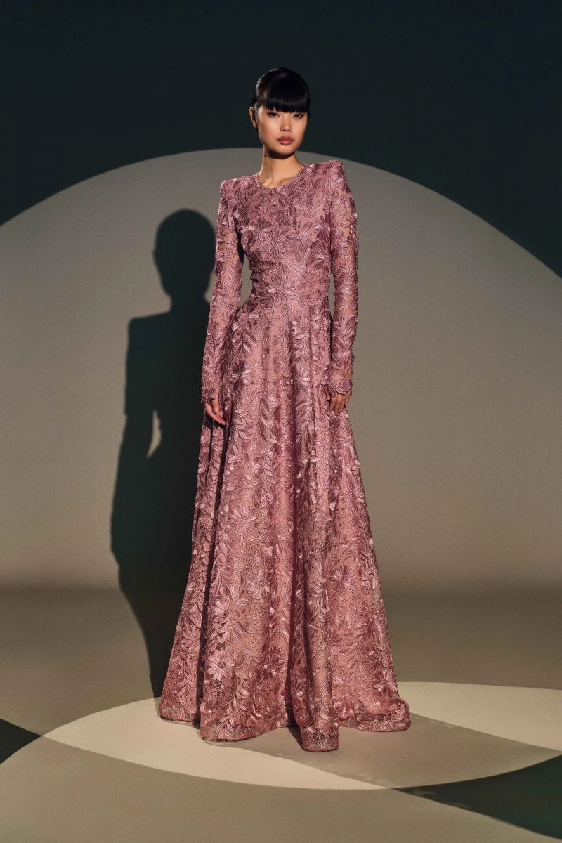 00016-naeem-khan-pre-fall-2026-credit-brand.webp