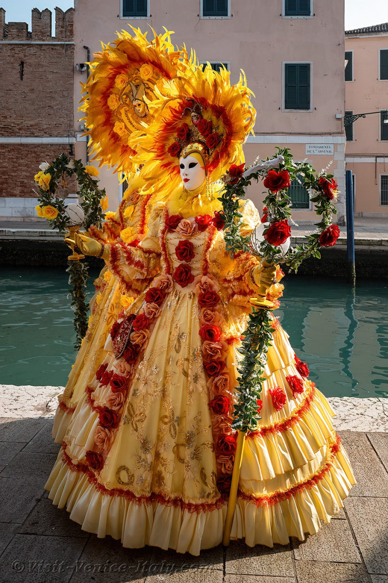 carnival-venice-2024-costume-masks-678.jpg