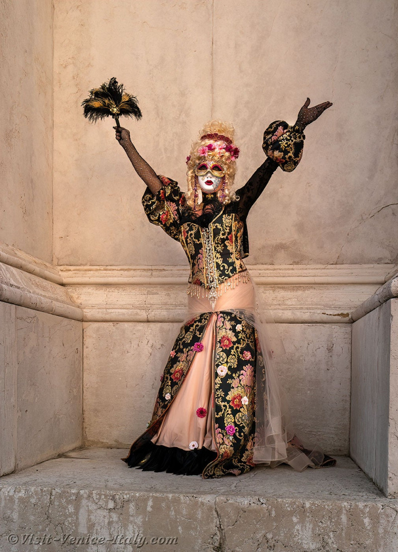 venice-carnival-mask-costume-san-giorgio-maggiore-130.jpg