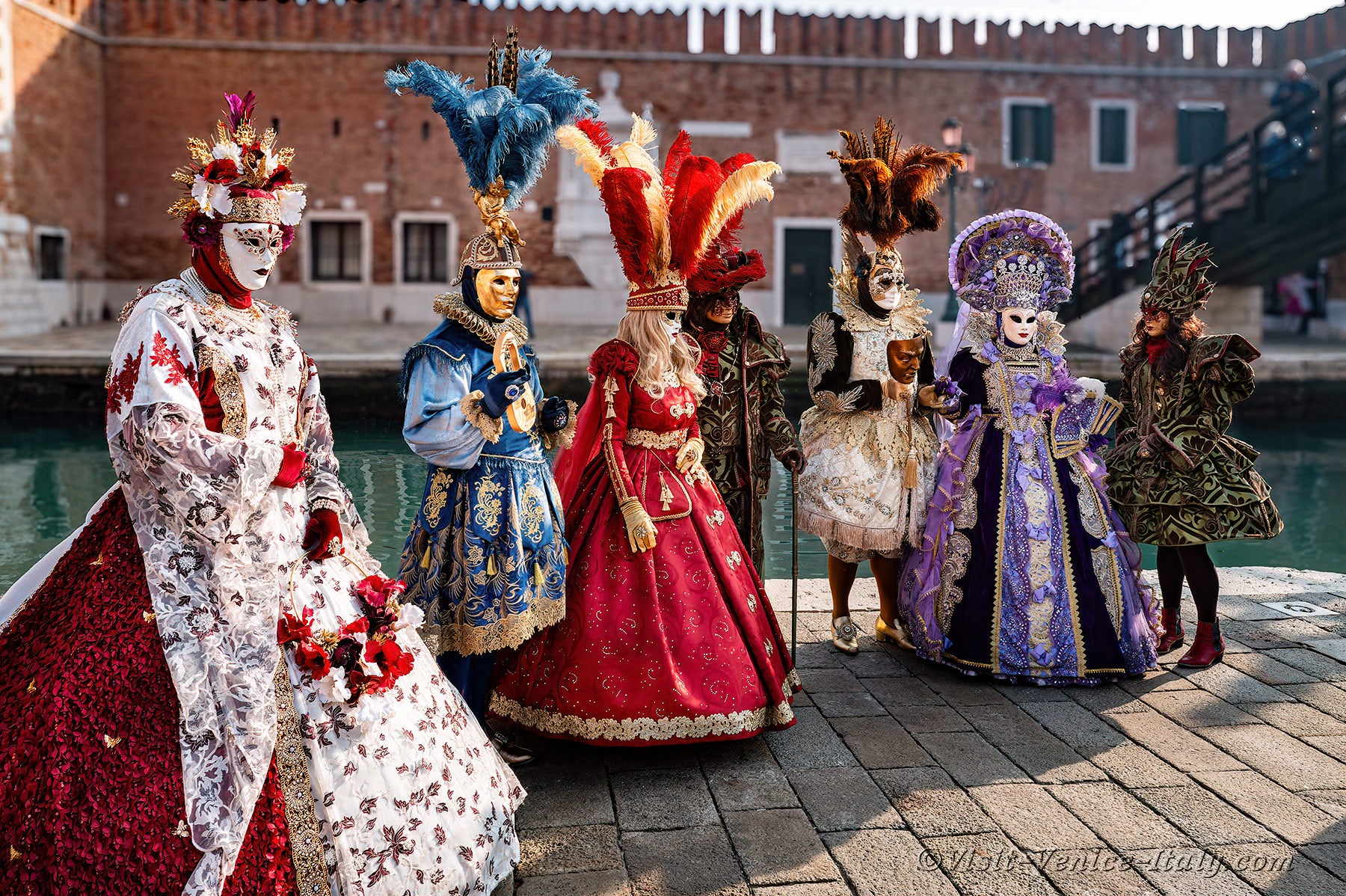 carnival-venice-2024-costume-masks-360.jpg