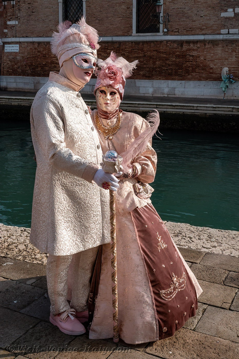 carnival-venice-2024-costume-masks-614.jpg