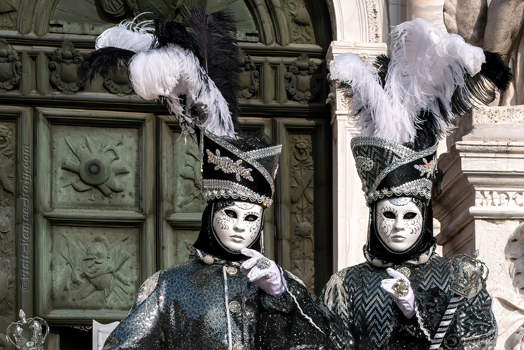 carnival-venice-2024-costume-masks-590.jpg