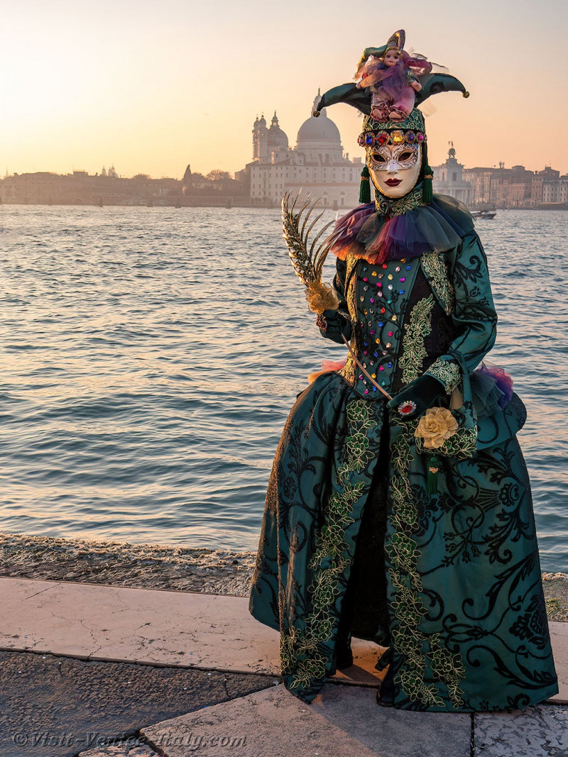 venice-carnival-mask-costume-san-giorgio-maggiore-146.jpg