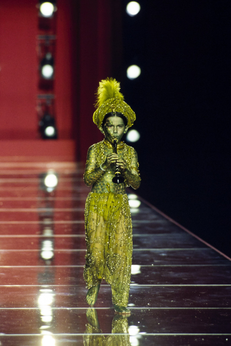 CHRISTIAN-DIOR-FALL-2000-HC-28.jpg