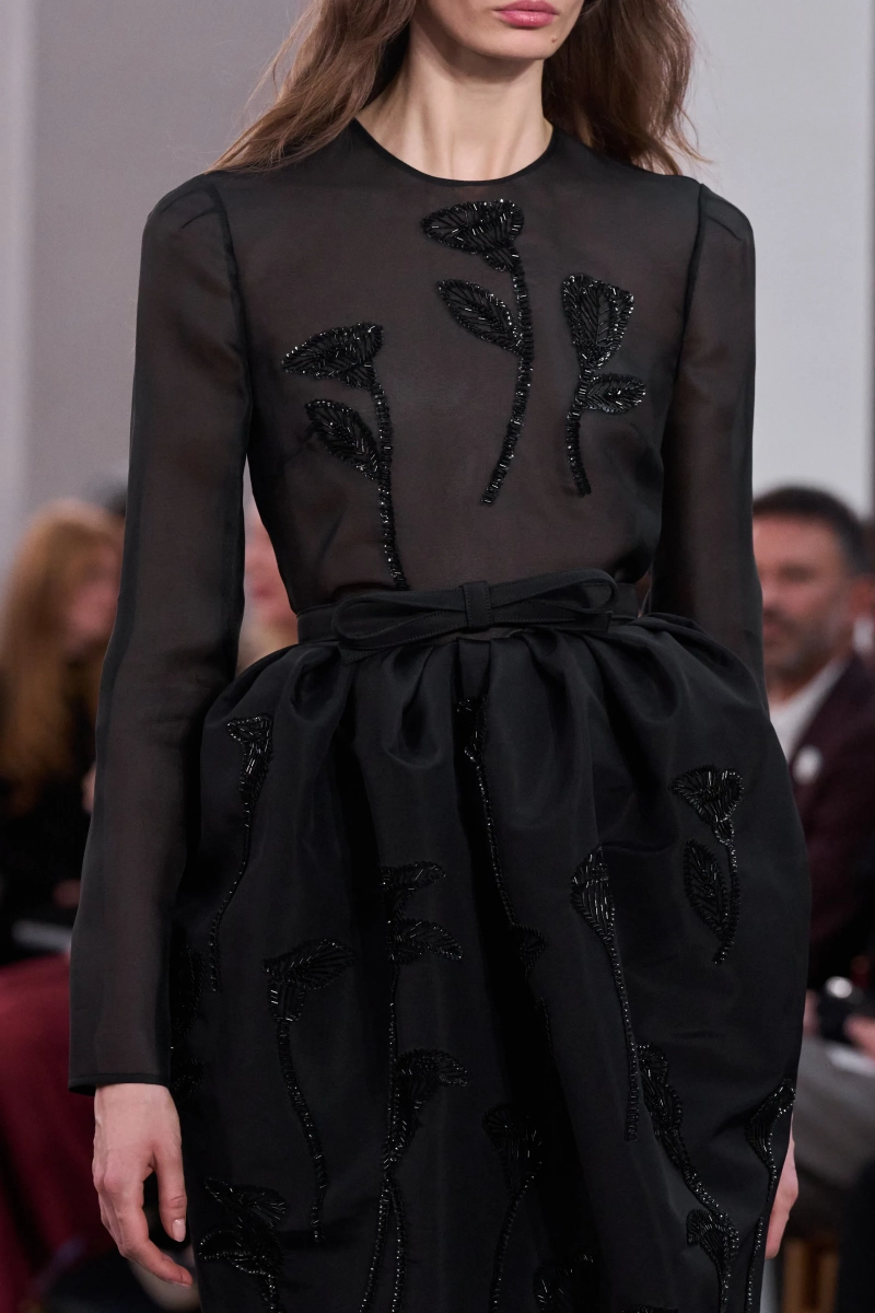 00131-carolina-herrera-fall-2026-ready-to-wear-details-credit-gorunway.webp