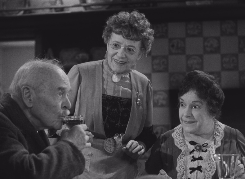 Мышьяк и старые кружева.1944.BDRip AVC msltel.mkv_snapshot_00.34.59.725.jpg