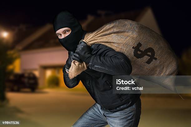 robber-работает-away-с-мешок-денег-на-ночь.jpg