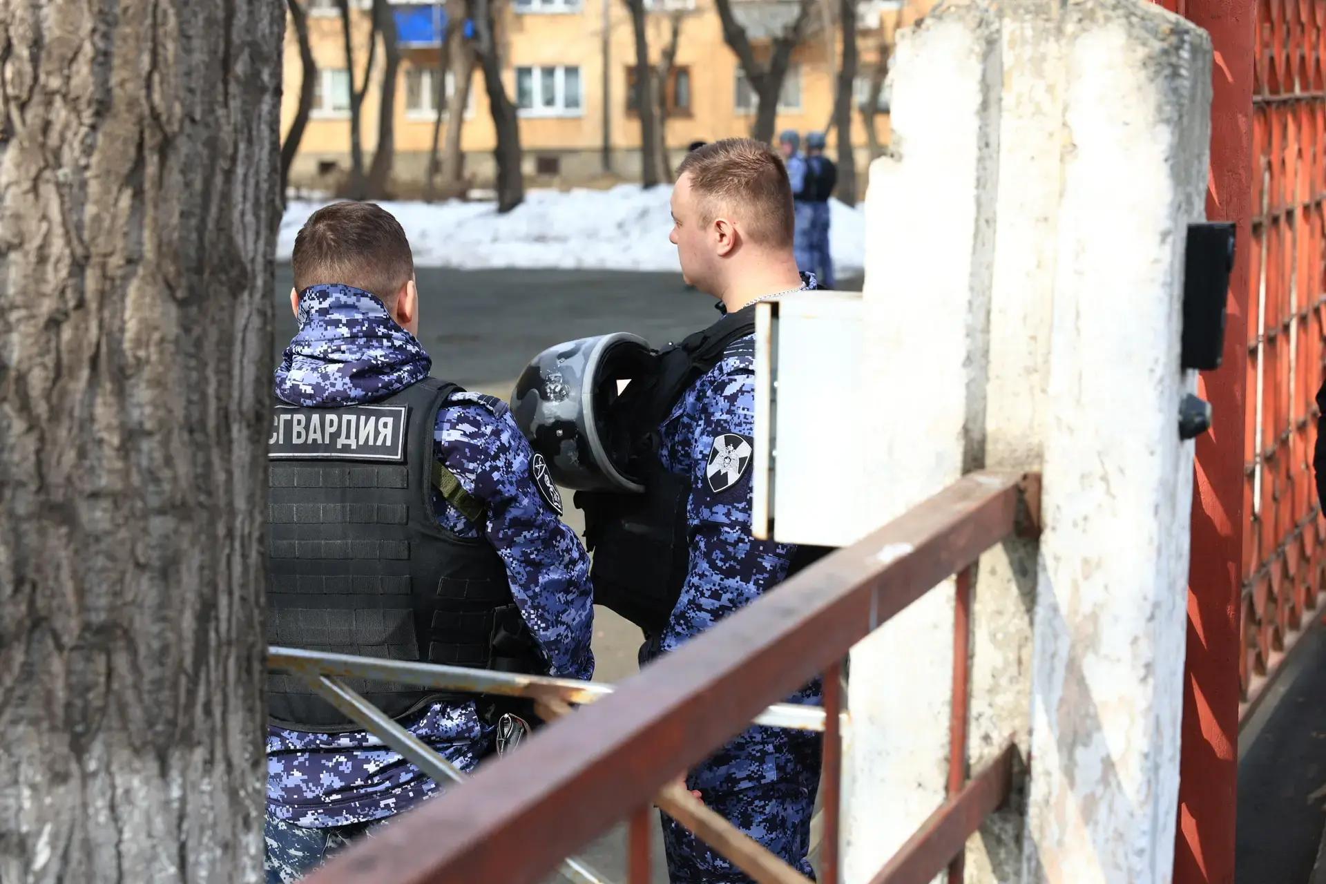 Подросток с арбалетом и пистолетом напал на одноклассницу в челябинской школе