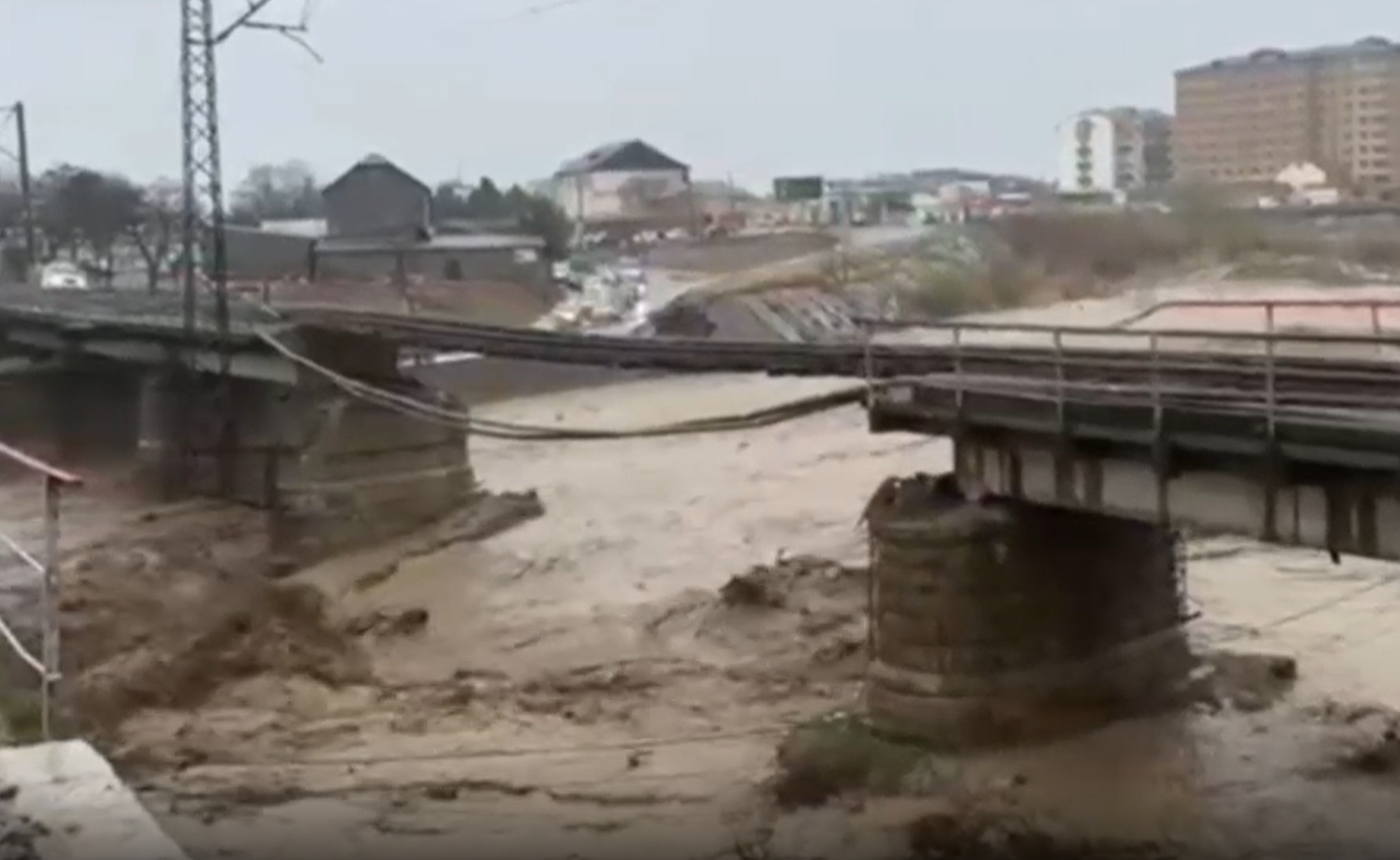Стихия в Дагестане: обрушен мост, тысячи без света, угроза лавин