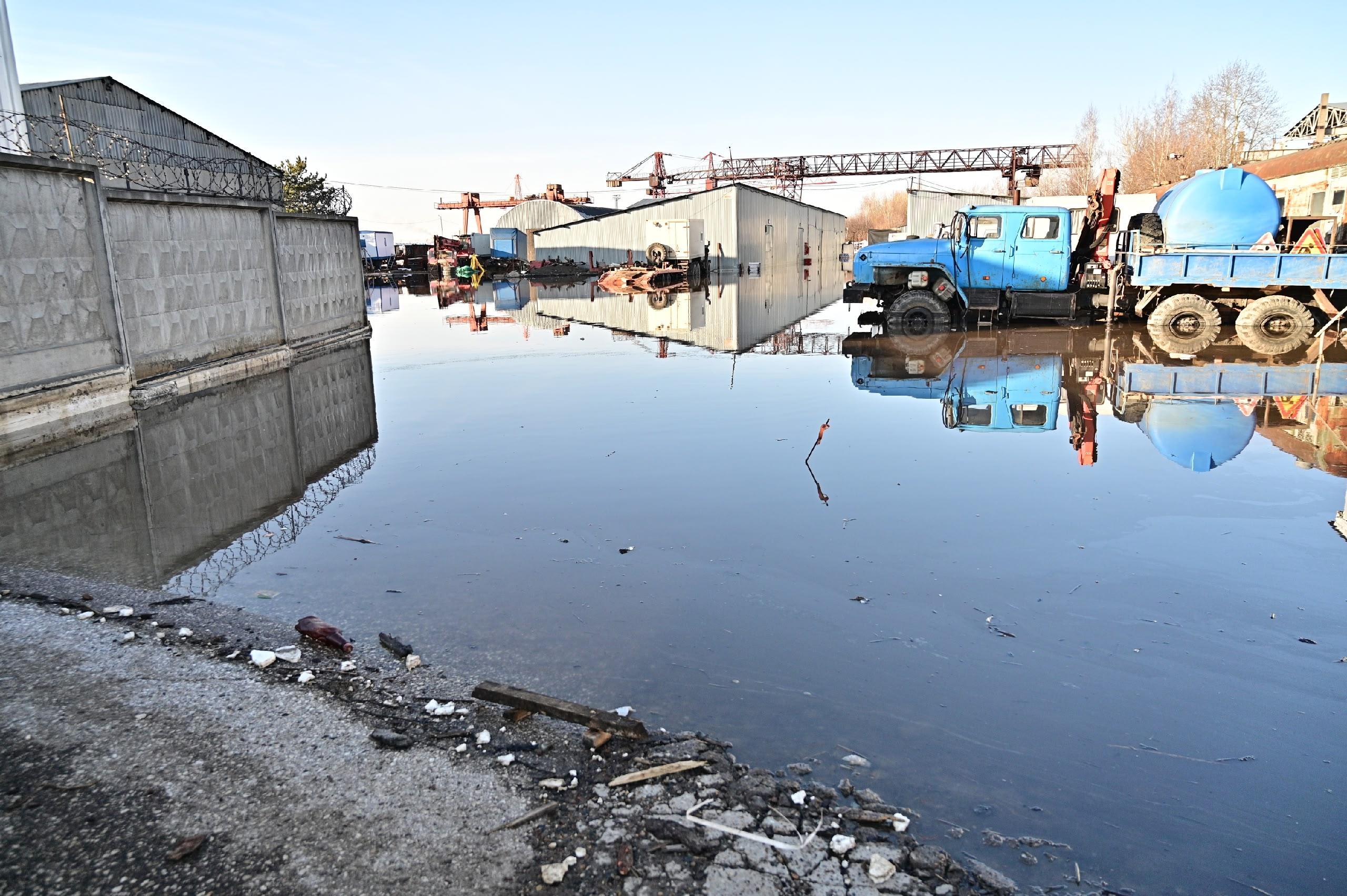 Вода отступает с улиц Перми после прорыва коллектора у «Красного Октября»