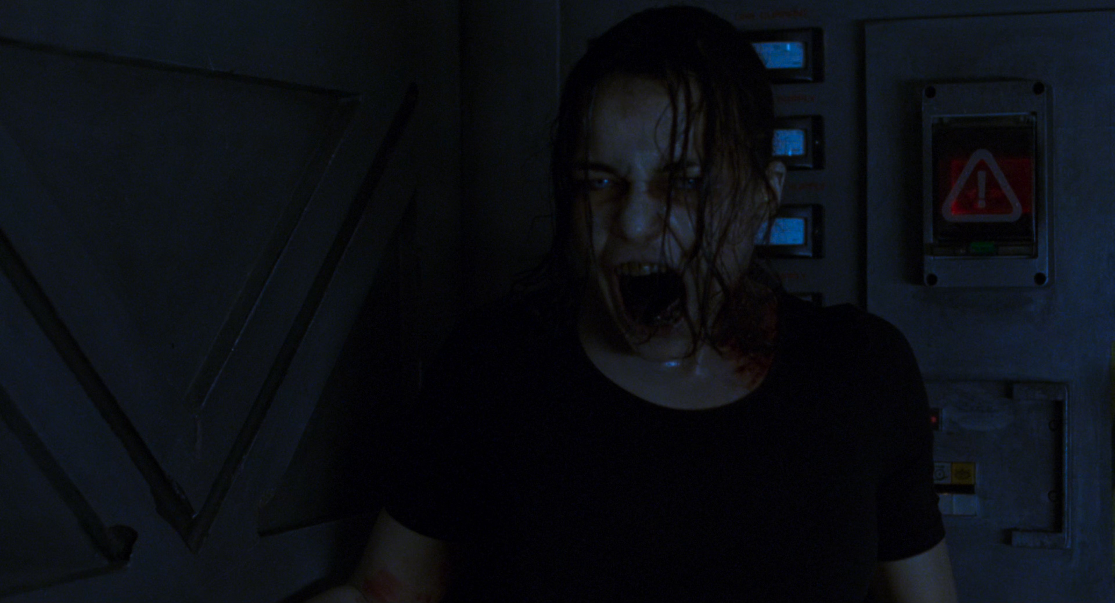 Resident Evil (2002) BDRip 2160p-NVENC 10 bit [HDR].mkv_snapshot_01.26.25.180.jpg