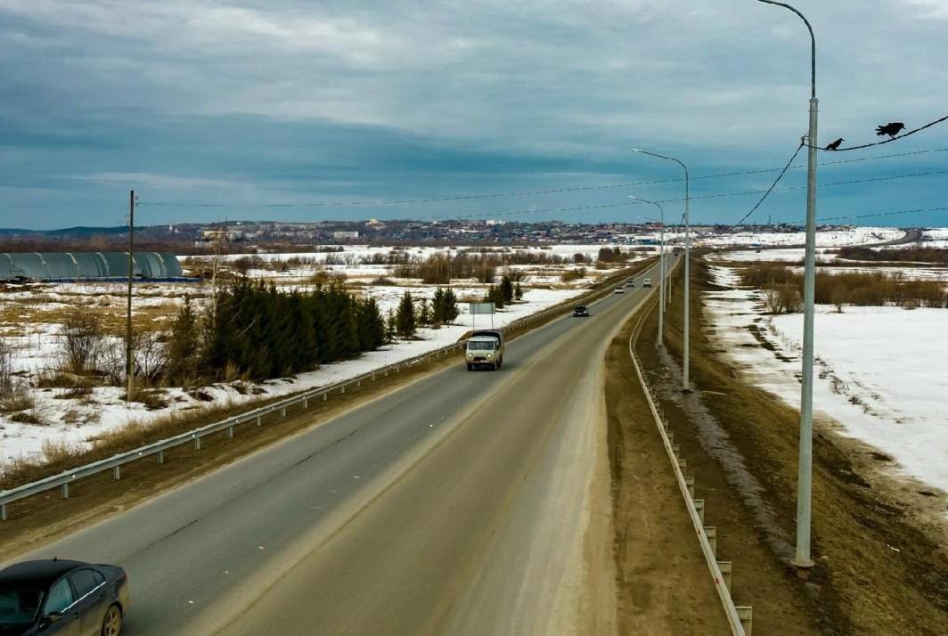 В Соликамске юноша погиб под колесами машины после падения с ее крыши