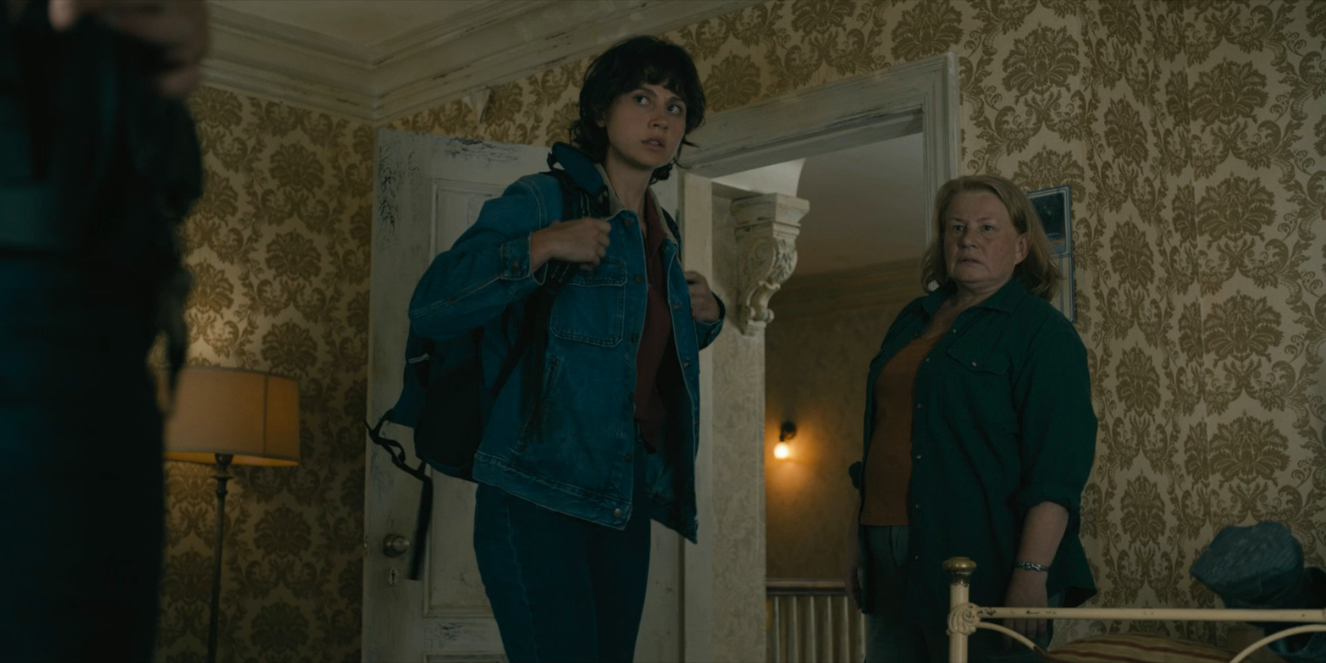From.S04E01.1080p.Kerob-0002.jpg