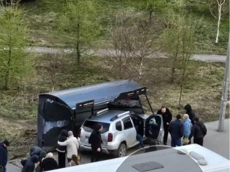 ДТП в Перми: иномарка врезалась в остановку, пострадали четыре человека