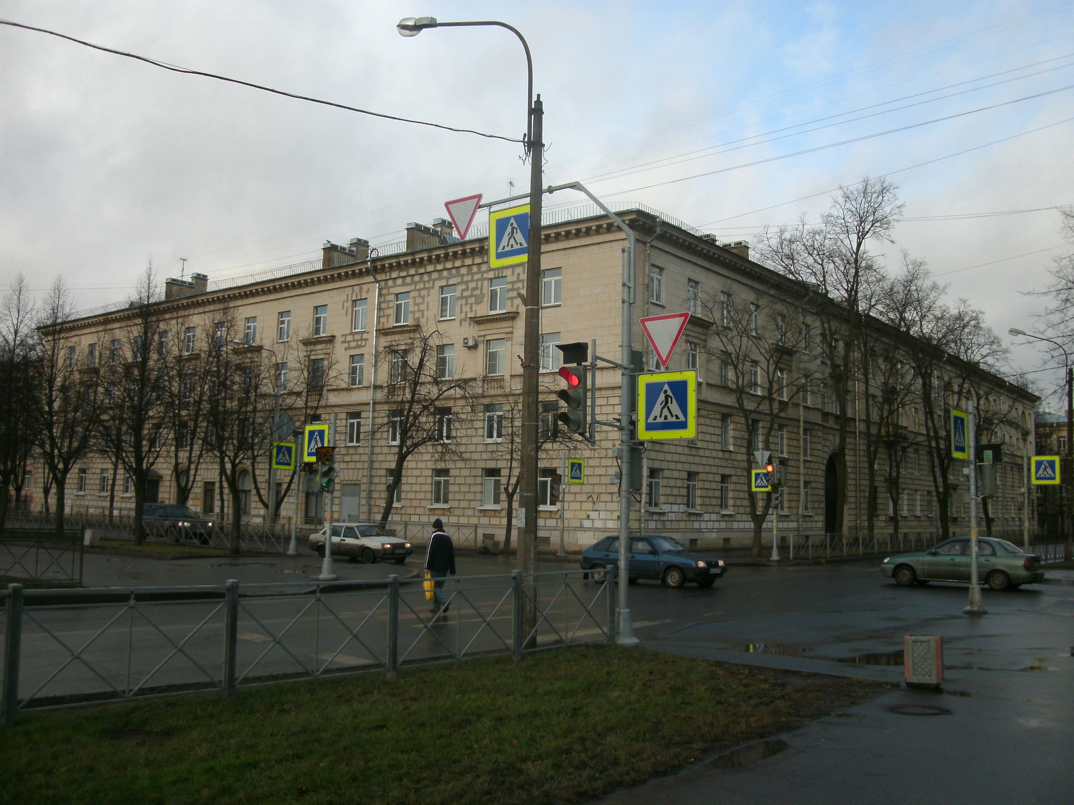 Колпино, Павловская 19 и Веры Слуцкой 11.JPG