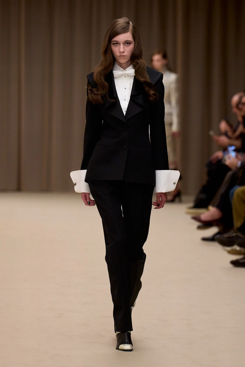 00027-mcqueen-fall-2026-ready-to-wear-credit-gorunway.webp