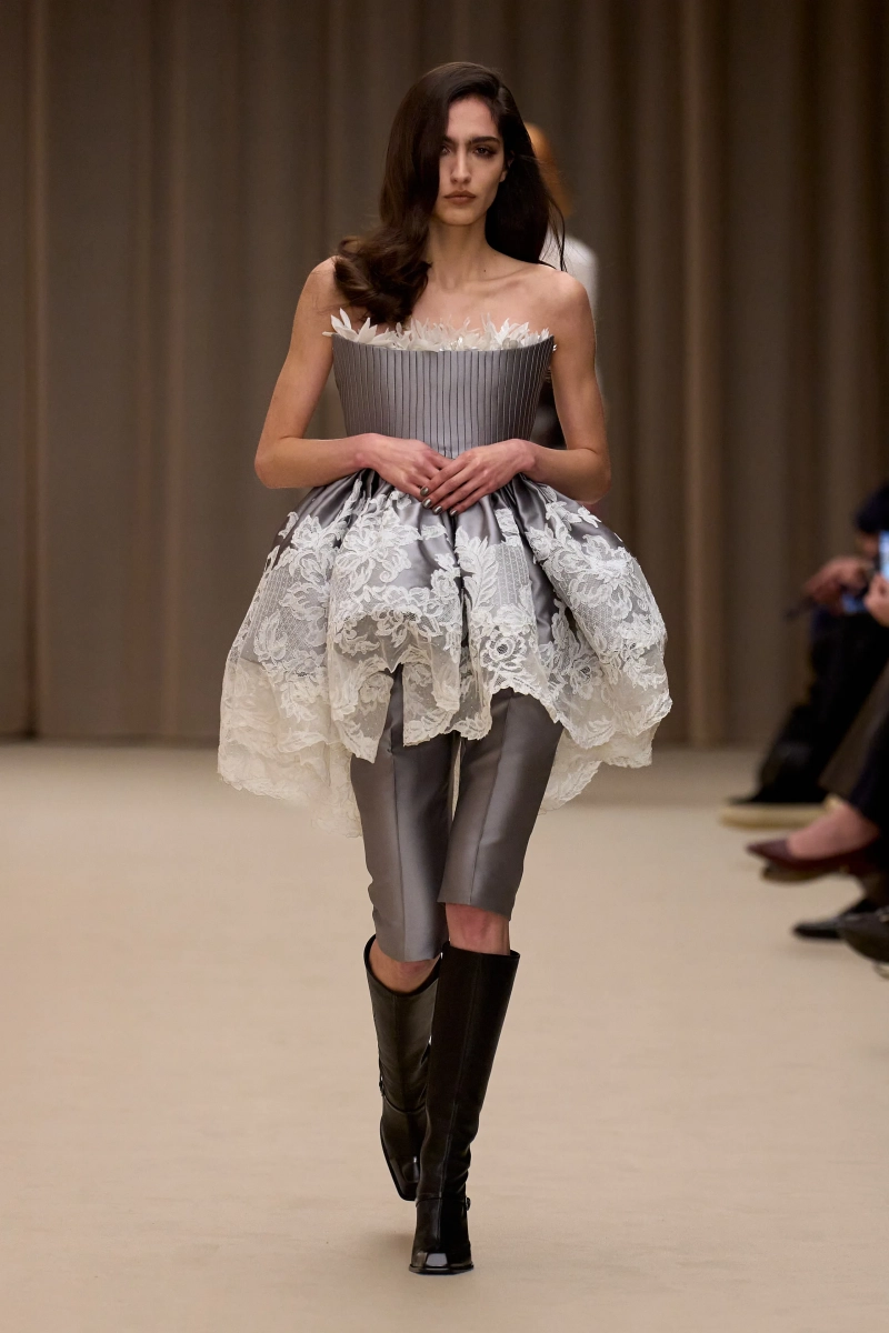 00016-mcqueen-fall-2026-ready-to-wear-credit-gorunway.webp