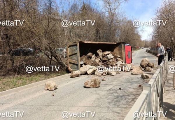 Грузовик опрокинулся на дороге к Вышке 1 в Перми 1 мая
