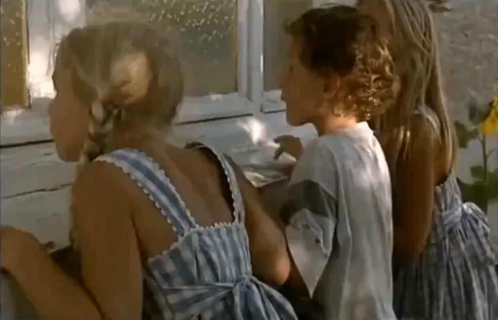 Dieu, l'amant de ma mere et le fils du charcutier (1995)_WEB-DLRip-AVC_.mkv_snapshot_00.04.40.614.png