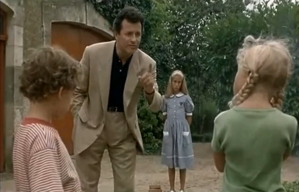 Dieu, l'amant de ma mere et le fils du charcutier (1995)_WEB-DLRip-AVC_.mkv_snapshot_00.24.56.412.png