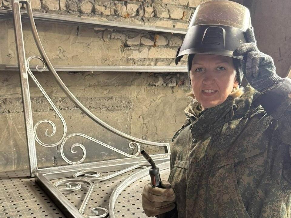 Многодетная мама из Перми поменяла профессию и стала сварщицей в 47 лет