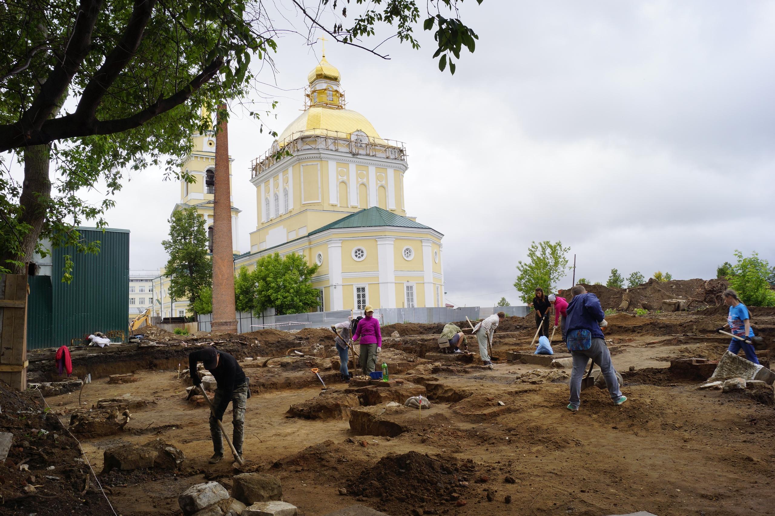 Археологи обнаружили надгробия на месте старого зоопарка в Перми