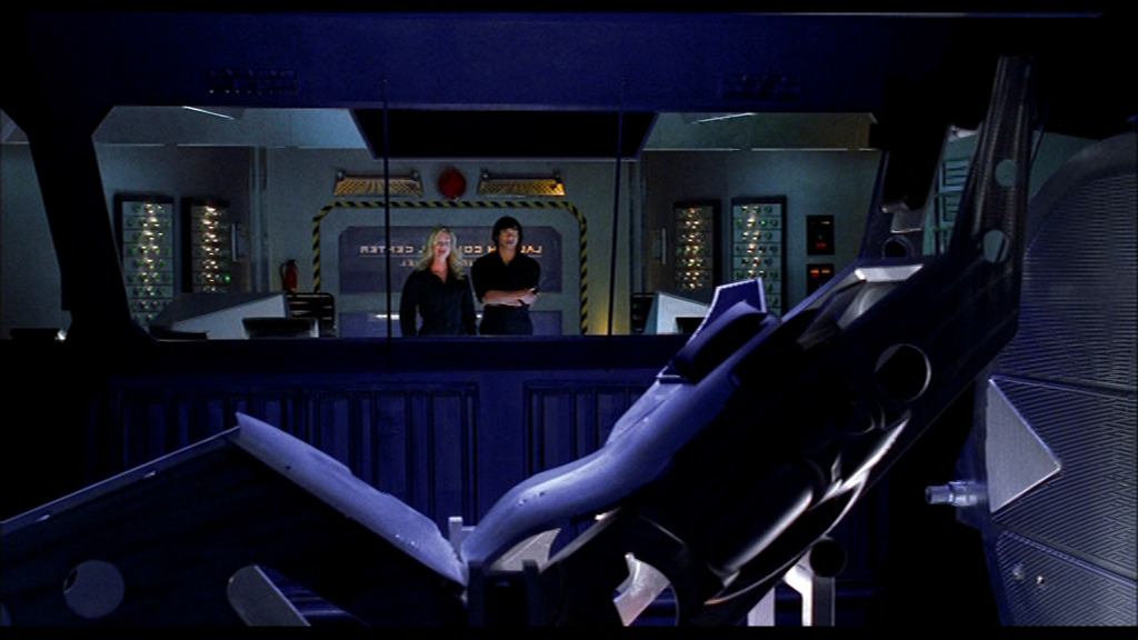 Timecop - The Berlin Decision (2003)_DVDRemux_.mkv_snapshot_00.20.01.920.png