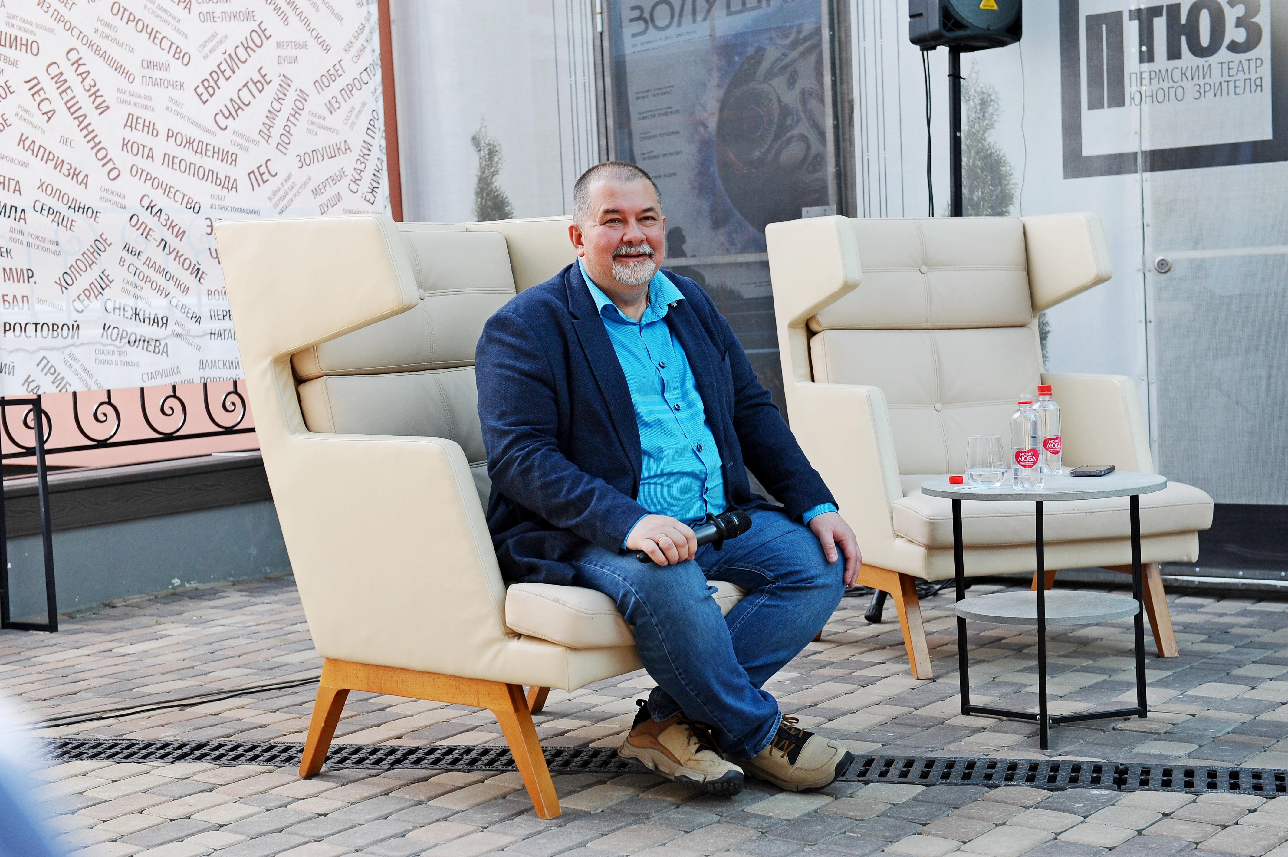 Сергей Лукьяненко посетил мировую премьеру спектакля по своей книге в пермском ТЮЗе
