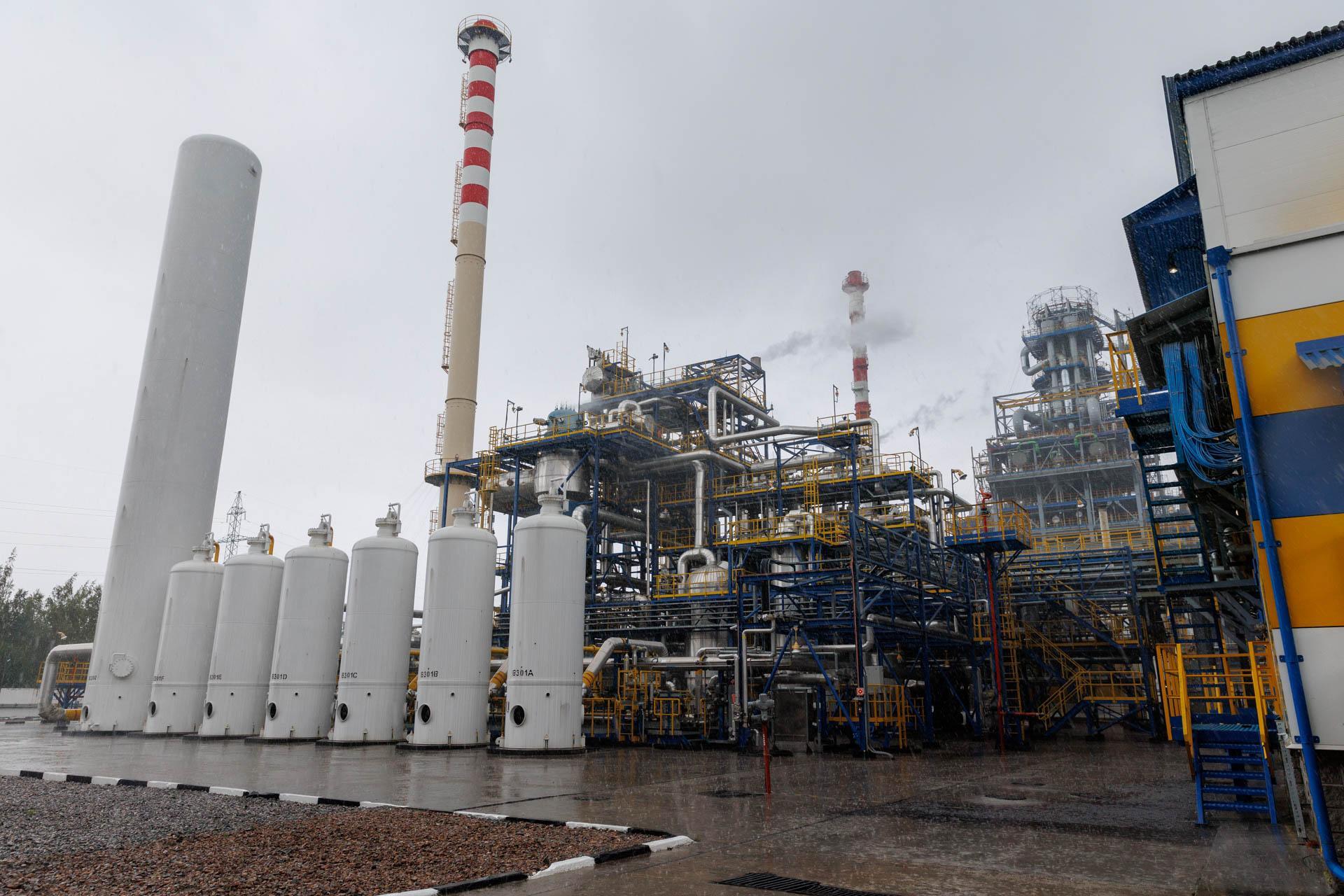 Российская нефть под давлением: санкции и дефицит бензина усугубляют ситуацию