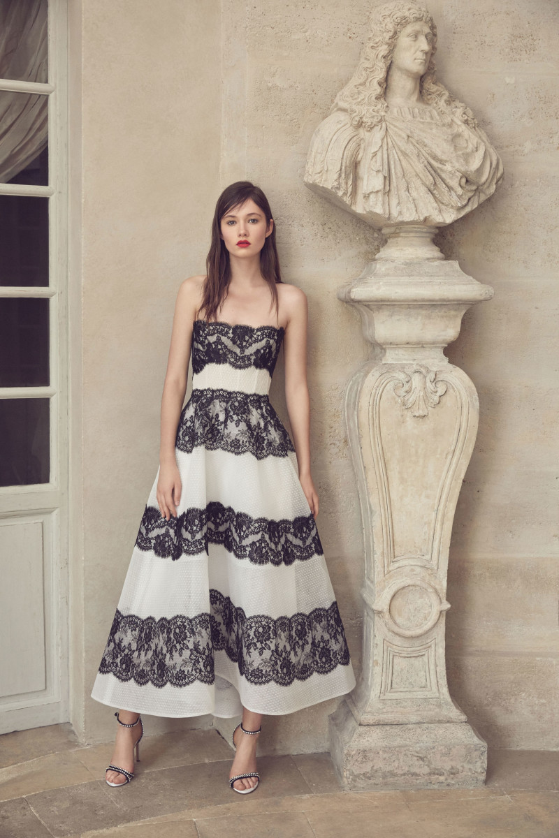 009-Spring-2019-Monique-Lhuillier.jpg