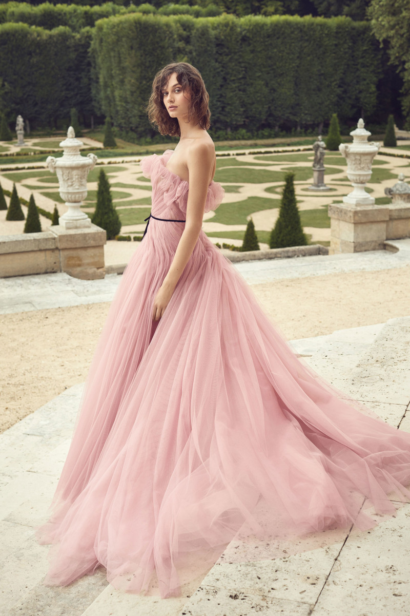 021-Spring-2019-Monique-Lhuillier.jpg
