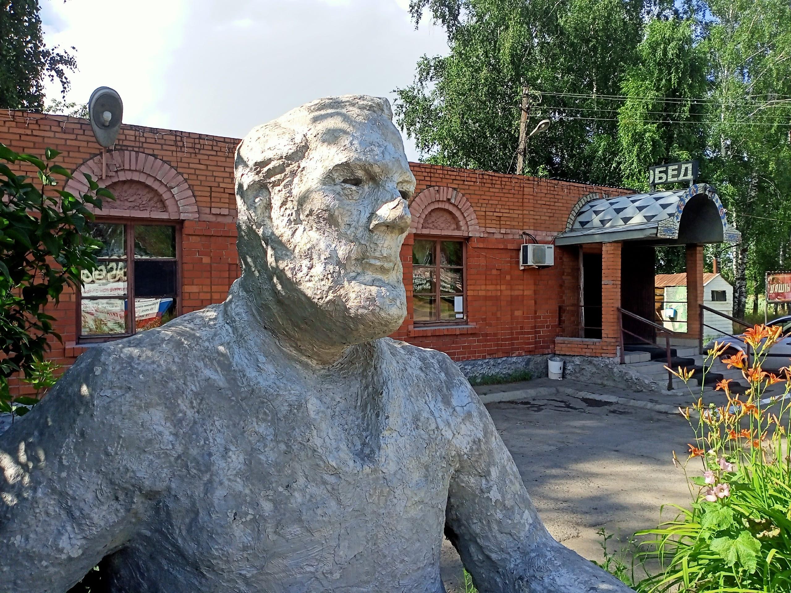 Как рокер спас памятник Хемингуэю в Сасово от разрушения