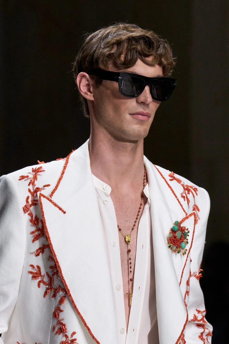 00211-dolce-and-gabbana-spring-2027-menswear-details-credit-gorunway.webp